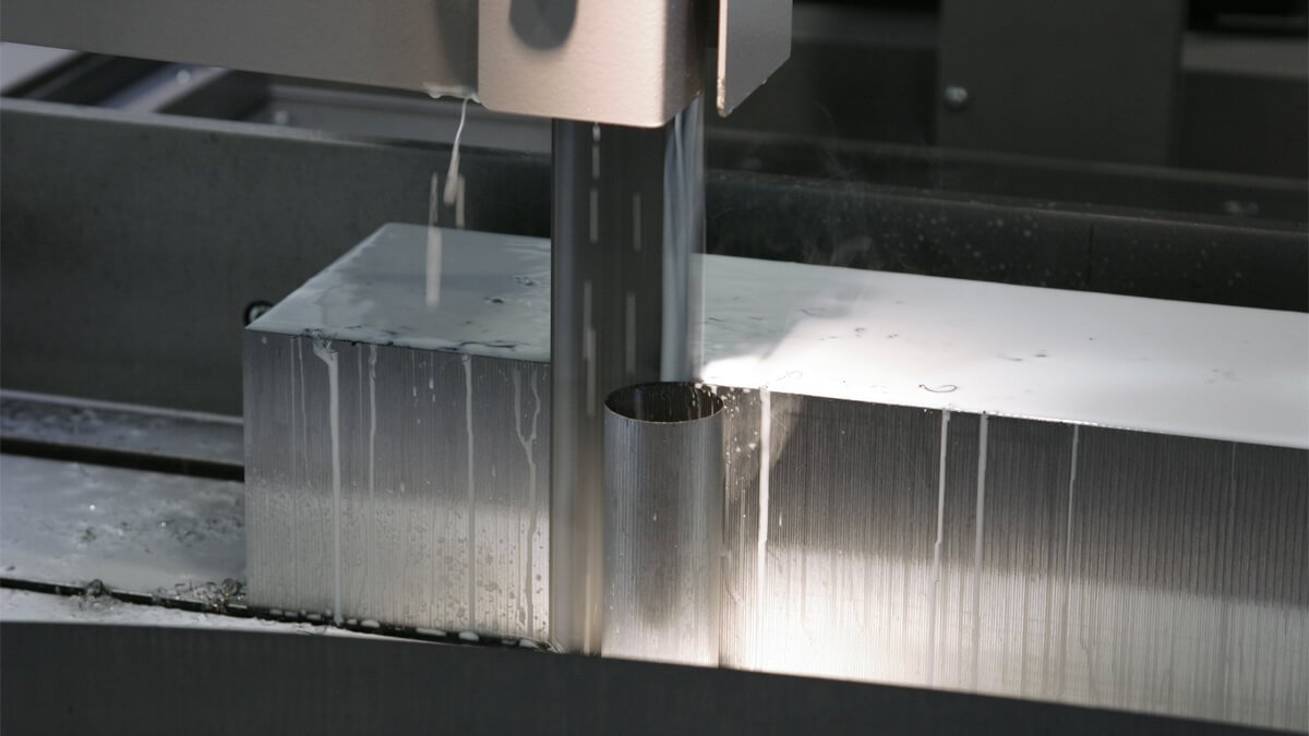 Behringer vertical bandsaw LPS-T1500 provides saw cuts with high precision