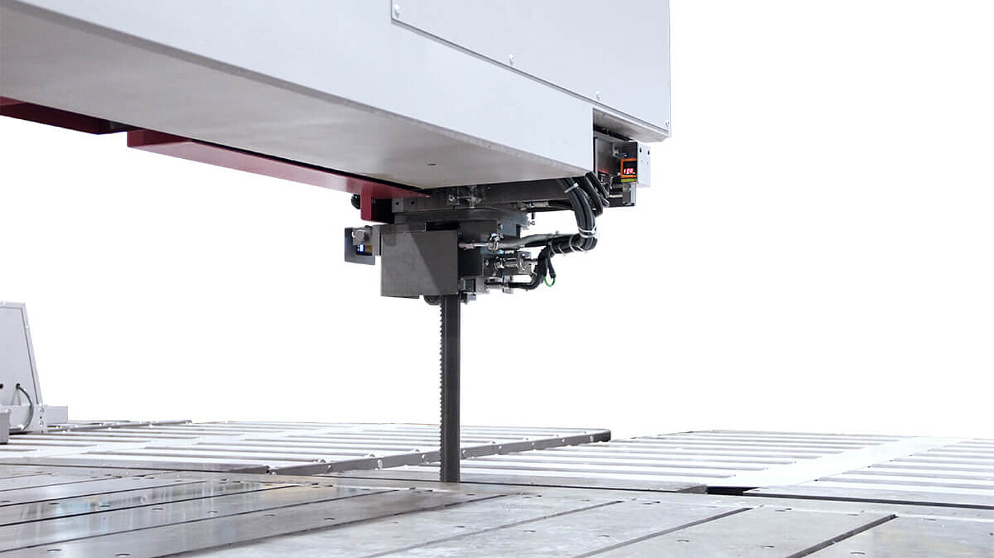 Behringer automatic vertical band saw LPS25-250-8A rotatable band guide allows sawing of parts and trim cuts on rolled plate