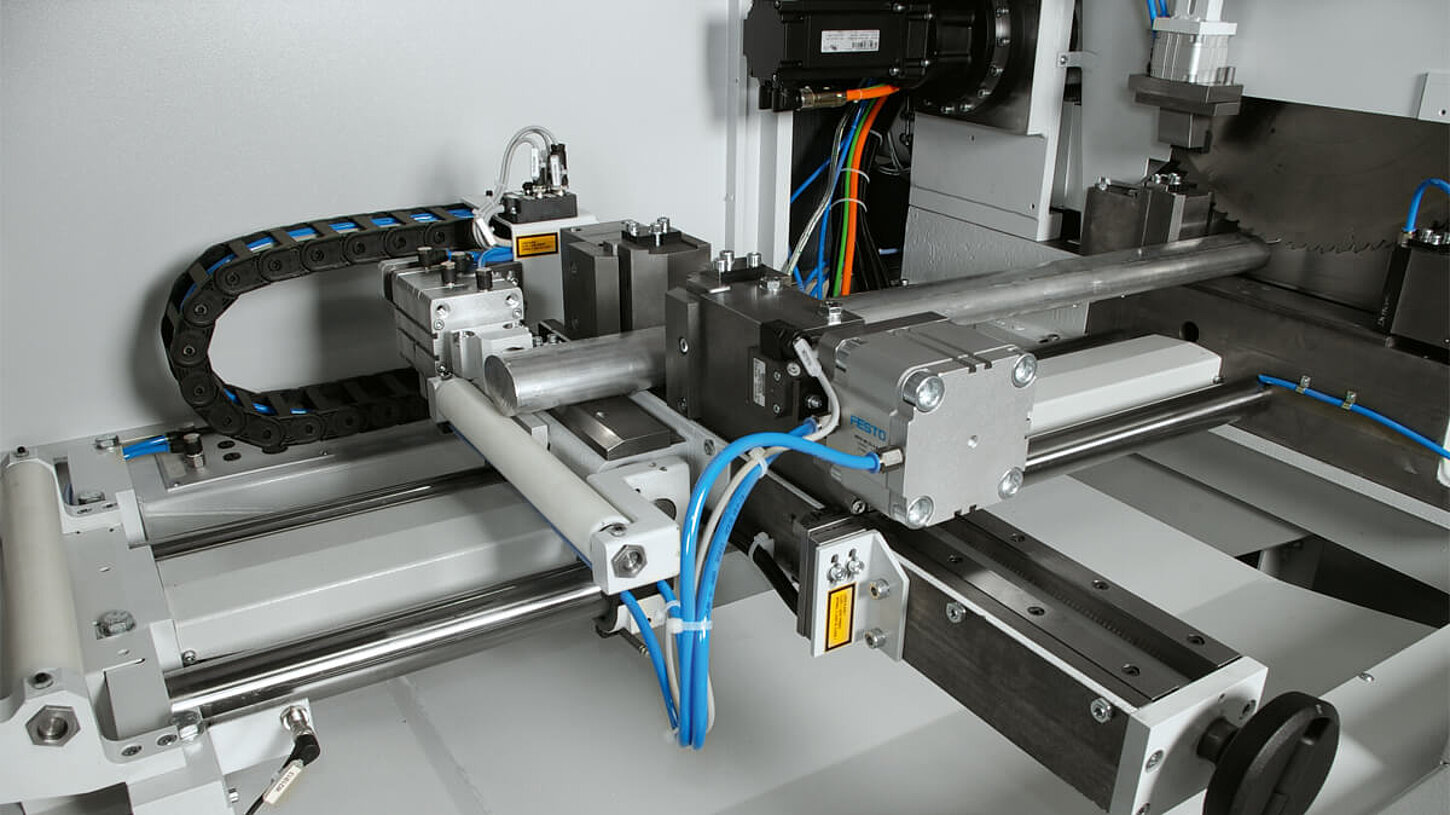 Feeding gripper for the positioning of the starting material