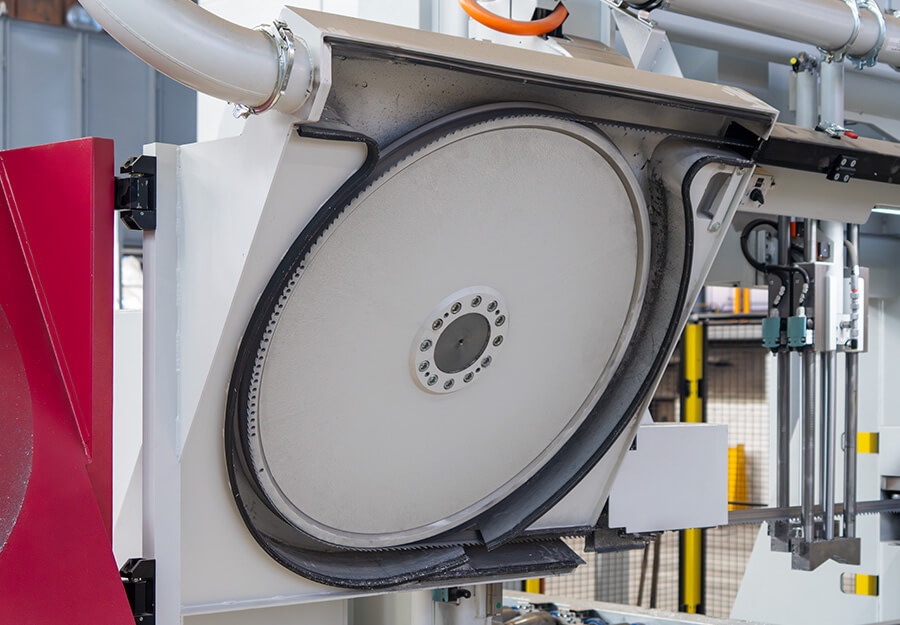 Sciage efficace de billettes en aluminium moulé Maschinenumhausung